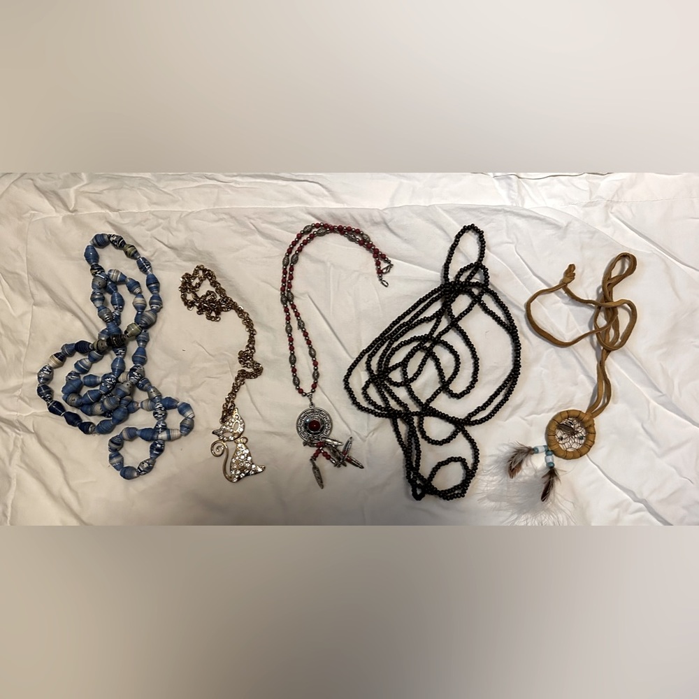 Shoebox full of costume jewelry - Picture 6 of 7